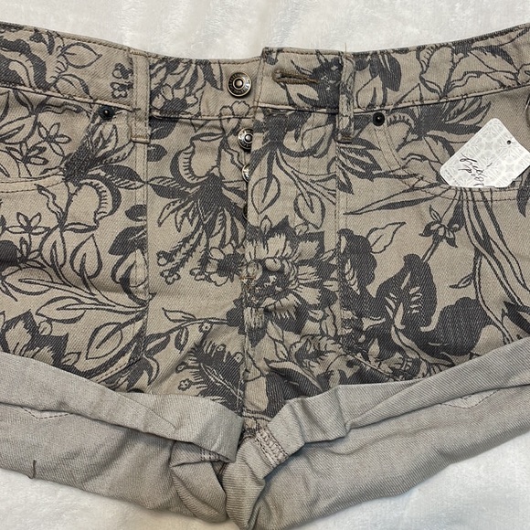 Free People We The Free Beginner's Luck Floral Denim Shorts 26 - Picture 6 of 6